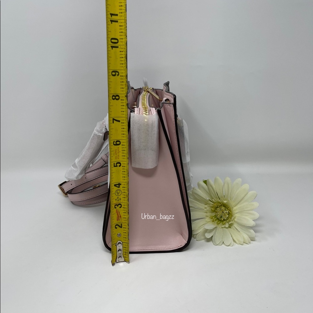 Michael Kors Hope Medium Messenger - Picture 4 of 11
